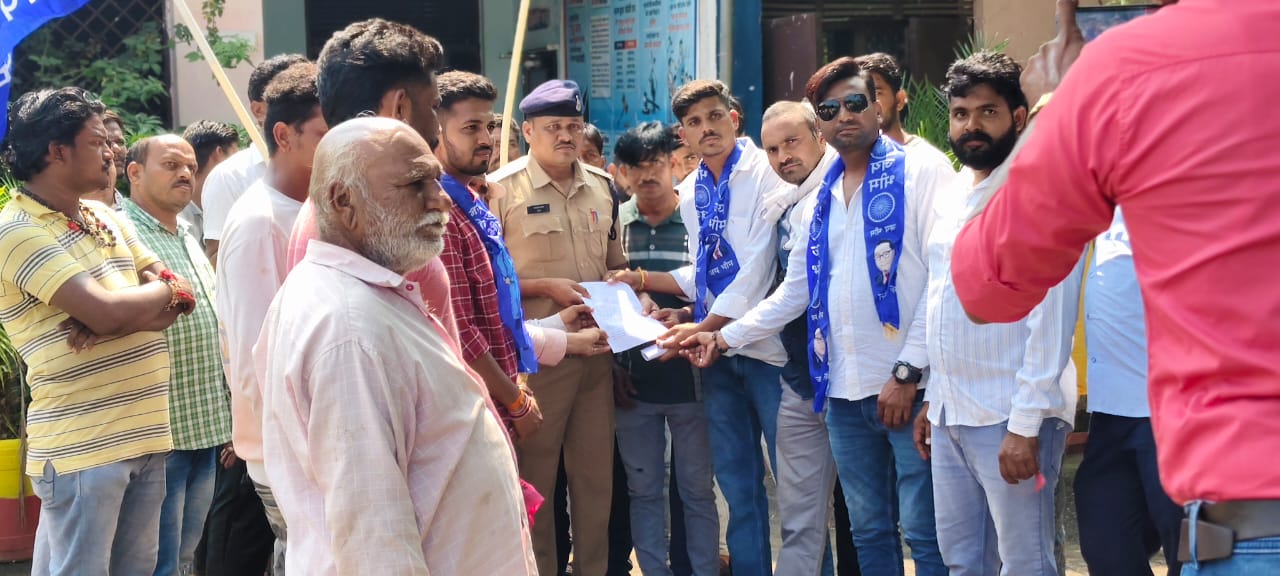 महामहिम राष्ट्रपति के नाम निसरपुर में चौकी प्रभारी को सौंपा ज्ञापनसौंपा ज्ञापन